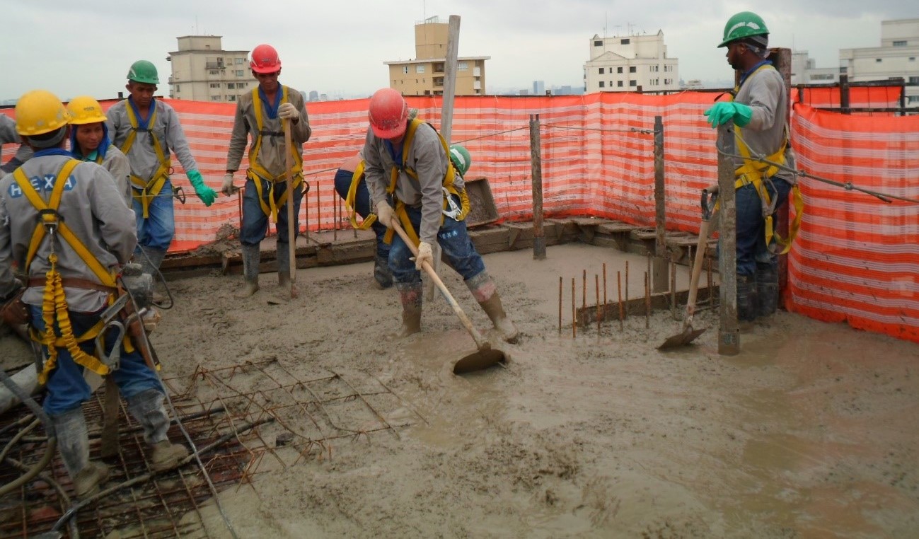 Equipe em obra de concretagem